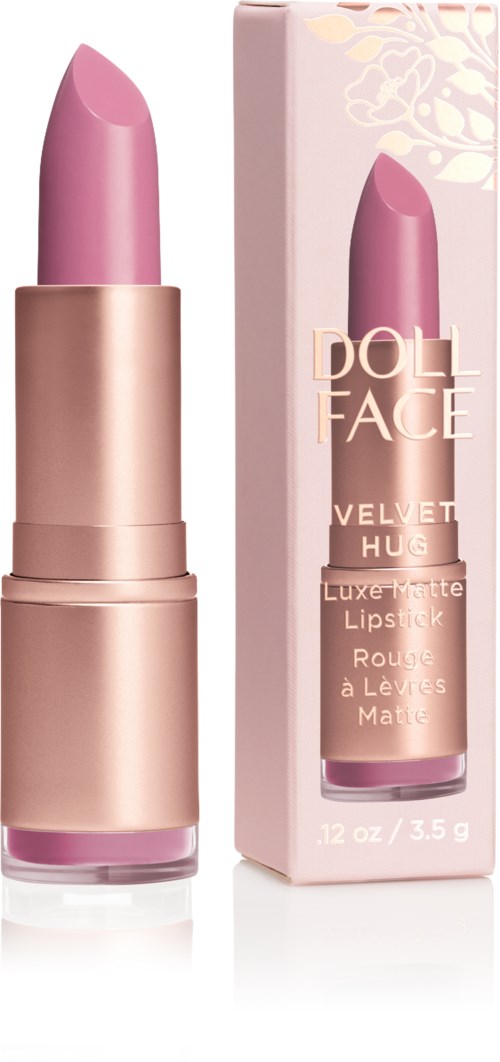 Ein rosiger Lippenstift in einem goldenen Tubus neben seiner rosa Verpackung mit weißen Blumenmustern und Text.
