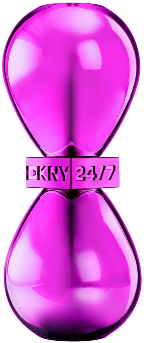 Een roze DKNY-logo op een glanzend, zandlopervormig voorwerp met spiegelachtig oppervlak.