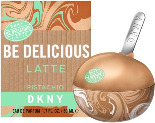 Ein Parfümflasche in Form eines Latte-Bechers mit Deckel, und eine Verpackung mit Wirbelmuster und grünem Label.