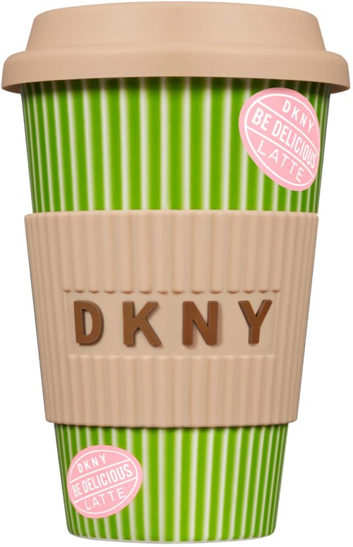 En grön randig kaffekopp med beige lock och sleeve, med initialerna DKNY och rosa etiketter som säger "Be Delicious Latte."