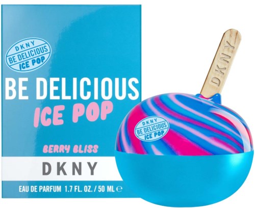 Een blauwe doos met een roze en blauwe ijs en een houten stok met DKNY. De doos heeft tekst over parfum en ijslolly.