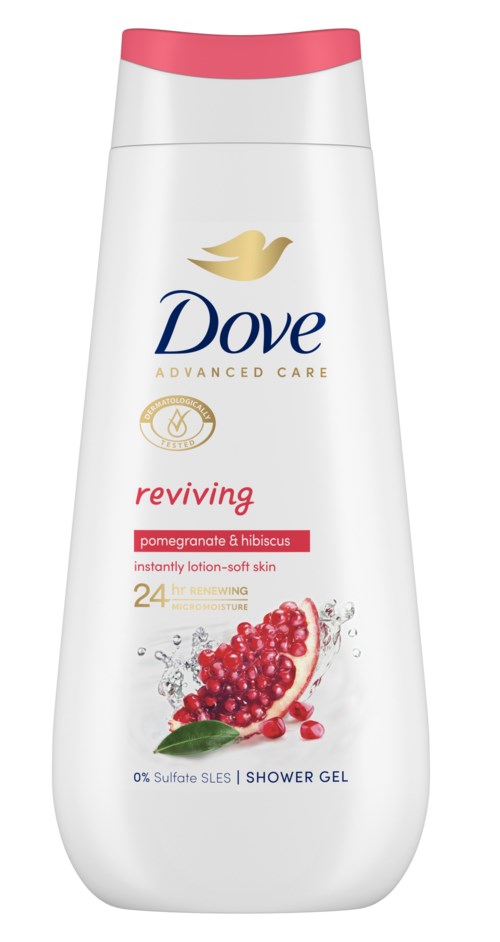 En hvit flaske med Dove dusjsåpe med rosa lokk, med bilde av granateple og hibiskus, og viser at den er for myk hud.