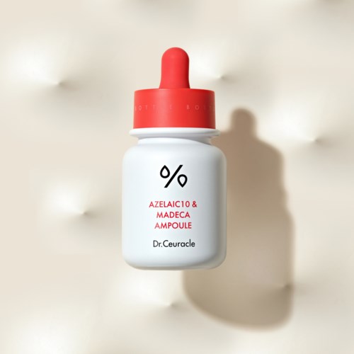 Een witte fles met een rode dop en druppelaar, gelabeld 'Azelaic Acid & Madeca Ampoule' door Dr. Ceuracle.