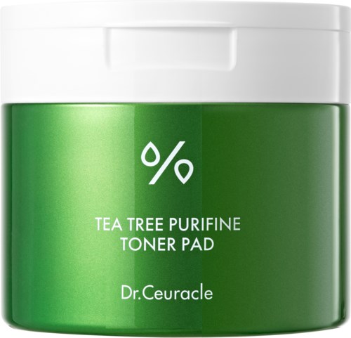 Groene container met witteksel, label 'Tea Tree Purifine Toner Pad' door Dr. Ceuracle.