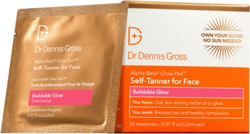 Ein Selbstbräuner-Produktpaket mit Tönen für matte und bronzefarbene Haut, bezeichnet als aufbaubarer Glanz und einfach anzuwenden.