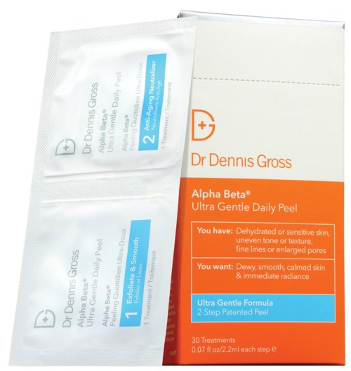 Zwei kleinen Beutel mit Hautpflege für sensible und matte Haut, mit Anweisungen für sanftes tägliches Peeling.