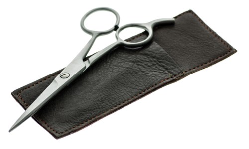Friseurschere auf einer Lederhülle, verwendet zum Haareschneiden.