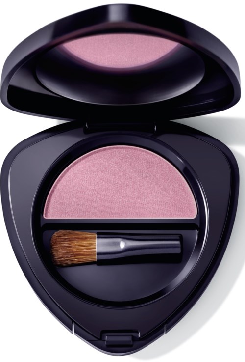 En kompakt makeup-ask med rosa blush och en liten borste inuti. Förvaringen är svart och rund.