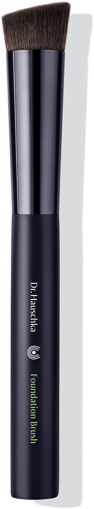 Ein Make-up-Pinsel mit schwarzem Griff, dichte Borsten und grünen Text "Foundation Brush."