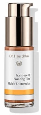 Een kleine glazen flacon met pomp, met label Dr. Hauschka Translucent Bronzing Tint, in beige en wit.
