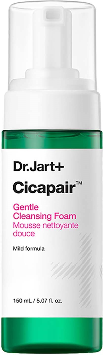Een heldere fles met Dr. Jart+ Cicapair milde reinigingsschuim met groene accenten en witte label.