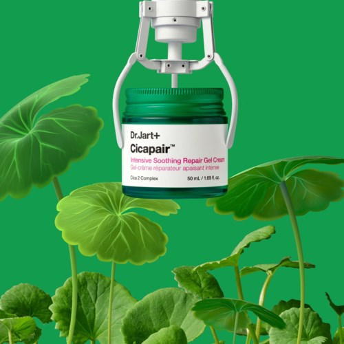 En burk med Dr. Jart+ Cicapair-kräm hänger från mekaniska klor bland gröna blad.