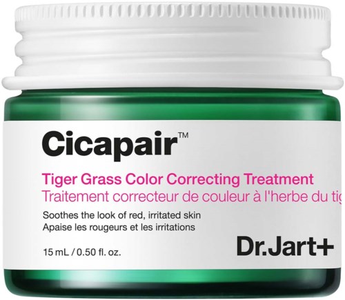 Ein grüner Behälter mit Cicapair Tiger Grass Farbkorrekturbehandlung von Dr. Jart+ mit weißem Deckel, für gereizte Haut.