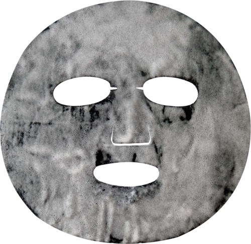 En grå ansiktsmask med hål för ögon, näsa och mun. Den täcker ansiktet jämnt.