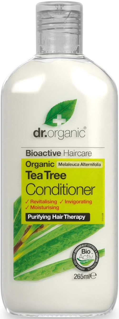 Een witte fles met een groen bladlogo, gelabeld als biologisch tea tree conditioner voor haarverzorging, revitaliserend en zuiverend.