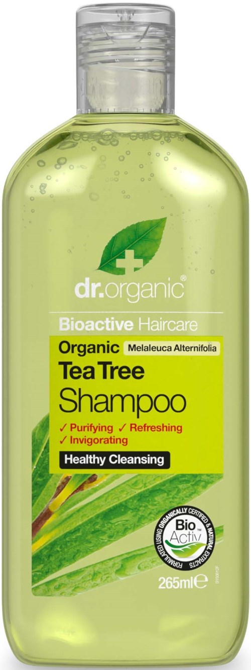 Groene fles met tea tree shampoo met label met bladeren en woorden zoals biologisch, zuiverend, verfrissend, verkwikkend en gezonde reiniging.