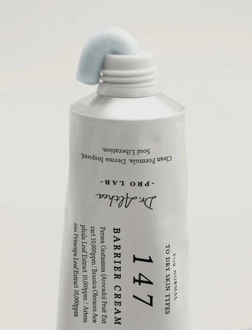 Valkoinen putki Dr. Jalcunde Barrier Cream, jossa sininen korkki, kaatunut ja vähän kermaa näkyvissä.