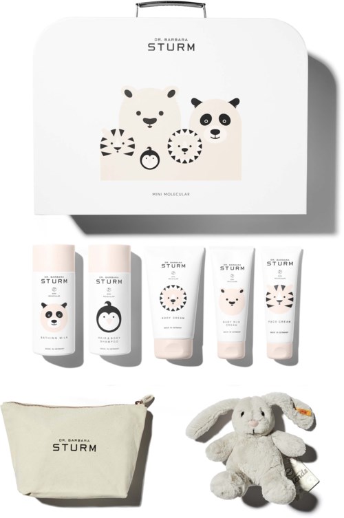 Ein Set mit Hautpflegeprodukten, niedlichen Tierillustrationen, einer kleinen Tasche und einem Plüschhasen. Die Verpackung ist hauptsächlich weiß.