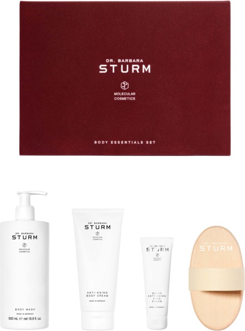 Ein Hautpflege-Set mit Pumpflasche, Tube, kleiner Dose und Schwamm, alle mit Dr. Barbara Sturm Markenkennzeichnung.