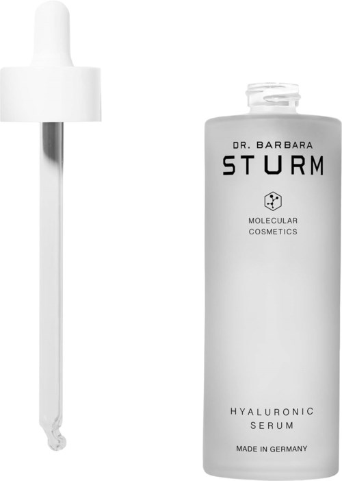 En hvit flaske med Dr. Barbara Sturm Hyaluronic Serum med en pipette ved siden av.