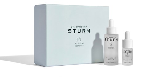 Eine Schachtel und zwei kleine Flaschen mit Hautpflegeprodukten von Dr. Barbara Sturm Molecular Cosmetics.