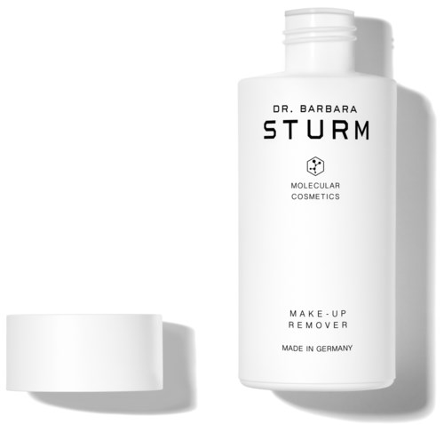 Biała butelka z napisem Dr. Barbara Sturm, MOLECULAR COSMETICS, Make-up Remover, wyprodukowana w Niemczech. Korek jest odkręcony.