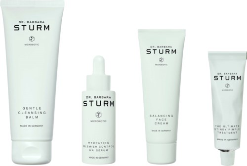 Vier Hautpflegeprodukte mit Reinigung, Hydratation, balancierende Gesichtscreme und Behandlungstube.