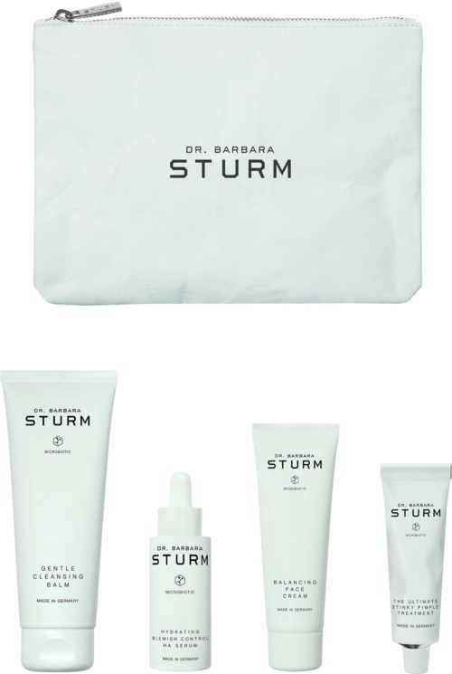 Eine weiße Tasche und vier Hautpflegeprodukte von Dr. Barbara Sturm mit unterschiedlichen Funktionen.