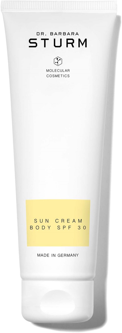 Ein weißer Tuben Sonnenschutzcreme mit SPF 30 von Dr. Barbara Sturm, hergestellt in Deutschland.