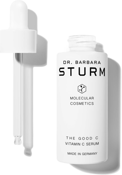 En vit flaska med Vitamin C-serum från Dr. Barbara Sturm med en pipett bredvid.