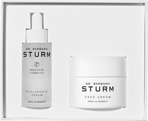 Hautpflege-Set mit Hyaluronsäure-Serum und Gesichtsscreme von Dr. Barbara Sturm in einem weißen Karton.