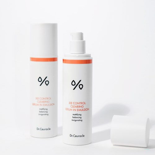 Twee huidverzorgingsflessen met '%' en '5% CONTROL CLEARING SERUM IN EMULSION'.