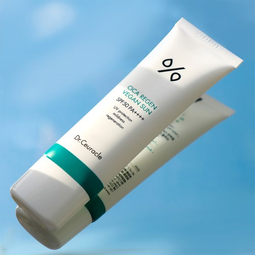 Eine weiße Tube Sonnencreme mit der Aufschrift 'Cica Regen Vegan Sun' SPF 50 PA++++ und D-Cureale, vor einem blauen Himmel.