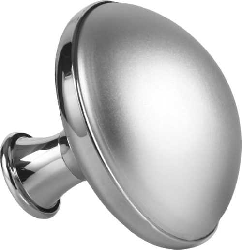 Een glanzende, zilveren, ronde beveiligingscamera dome aan een muur.