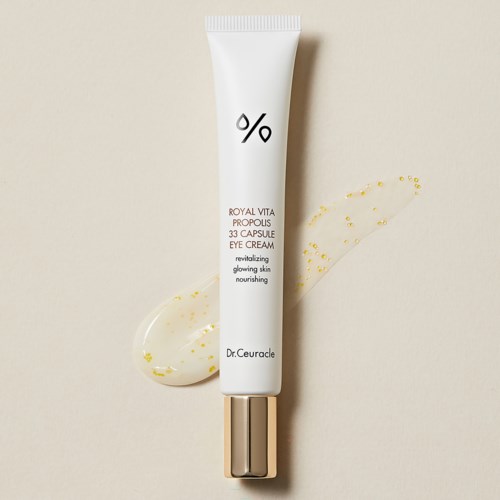 Weiße Tube mit Goldkappe, Augencreme mit Kräutern und Inhaltsstoffen, auf hellem Hintergrund.