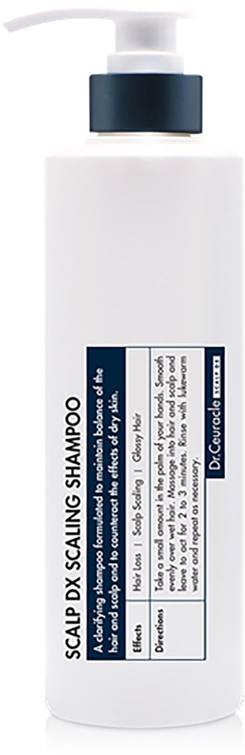 Een witte fles met pomp, gelabeld als hoofdhuid- en haarbehandeling shampoo, voor normaal haar.