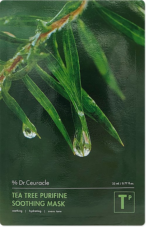 Een close-up van theeboombladeren met waterdruppels op de punten, op een groene productverpakking.
