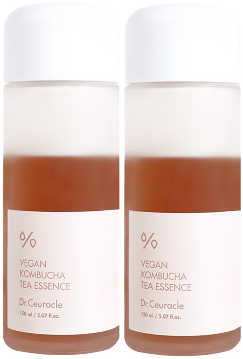 Twee flessen veganistische kombucha-thee-essence met witte doppen en witte etiketten. De labels zijn eenvoudig met tekst en een procentteken.