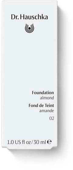 Valkoinen laatikko, jossa musta teksti ja logo, sanoo 'Dr. Hauschka Foundation almond' ja tilavuustiedot.