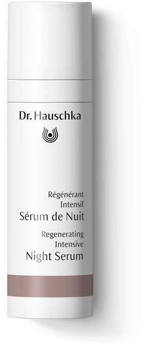 En hvit flaske merket Dr. Hauschka Night Serum, med tekst på fransk og engelsk, og en enkel svart logo.