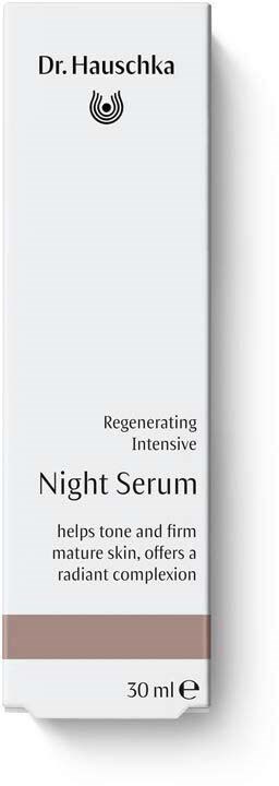 En hvit eske med svart tekst og logo, merket som Dr. Hauschka Night Serum, 30 ml, hjelper huden å bli fastere og strålende.