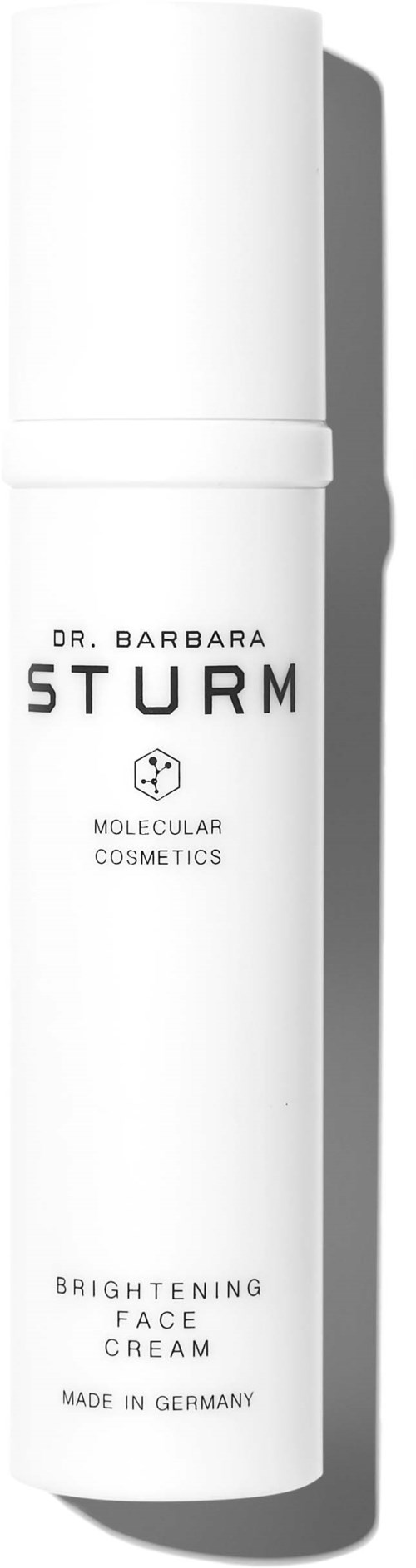 Eine weiße Flasche mit der Beschriftung 'Dr. Barbara Sturm Brightening Face Cream' aus Deutschland, mit schlichter schwarzer Schrift.