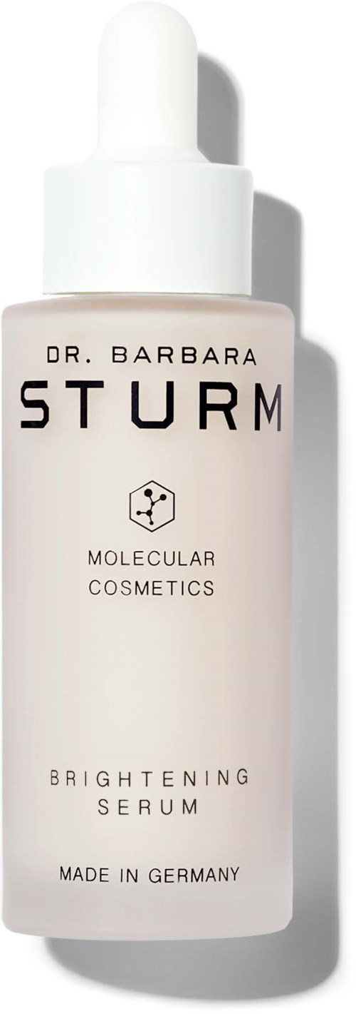 Eine weiße Flasche mit Tropfer, beschriftet als Dr. Barbara Sturm Brightening Serum, hergestellt in Deutschland.