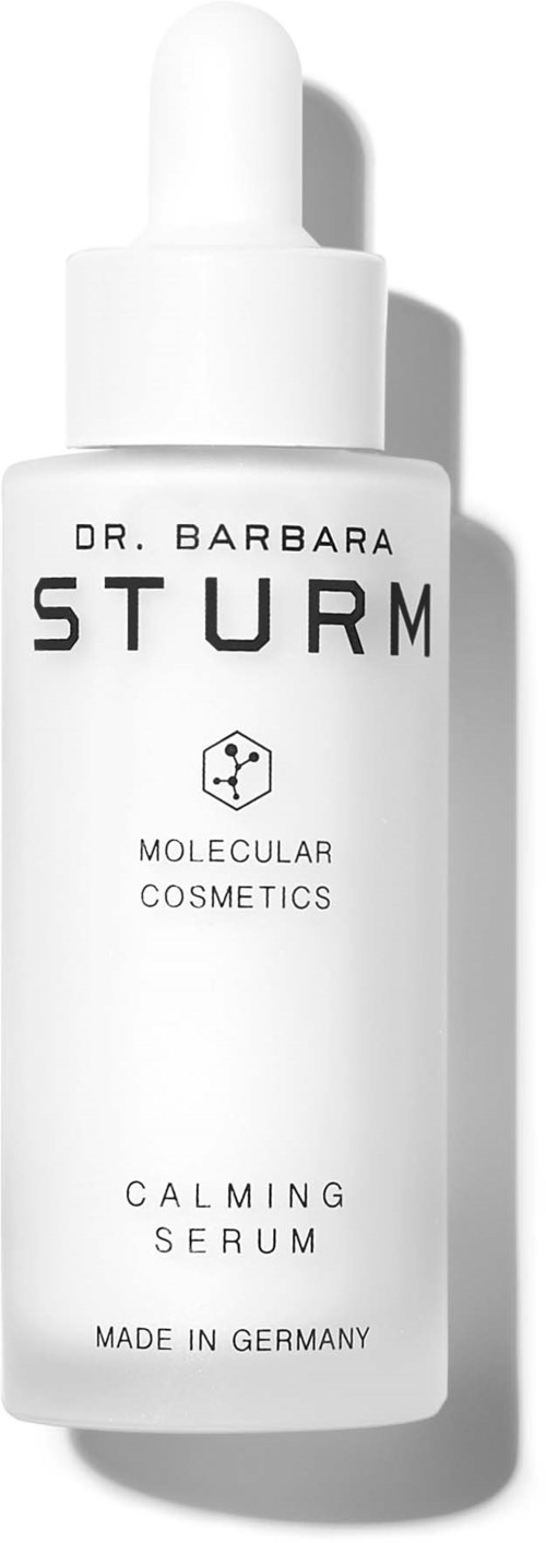 Eine weiße Flasche mit Tropfflasche, beschriftet als Dr. Barbara Sturm Calming Serum, hergestellt in Deutschland.