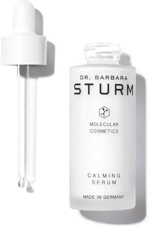 Eine weiße Flasche mit 'Calming Serum' und Pipette, für Hautpflege, mit 'Dr. Barbara Sturm'-Label.