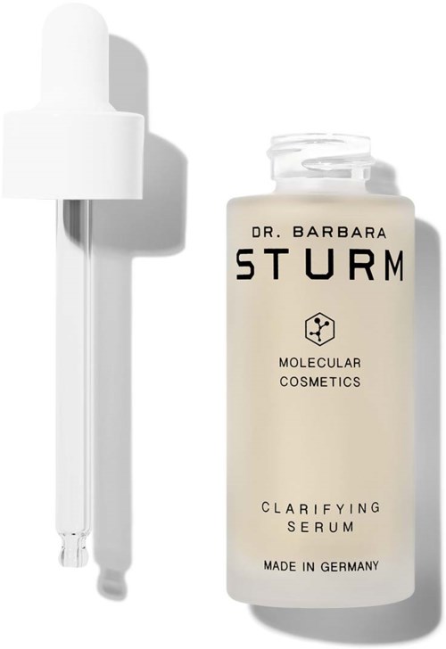 Eine weiße Flasche mit dem Label 'Clarifying Serum' von Dr. Barbara Sturm, mit Tropfer.