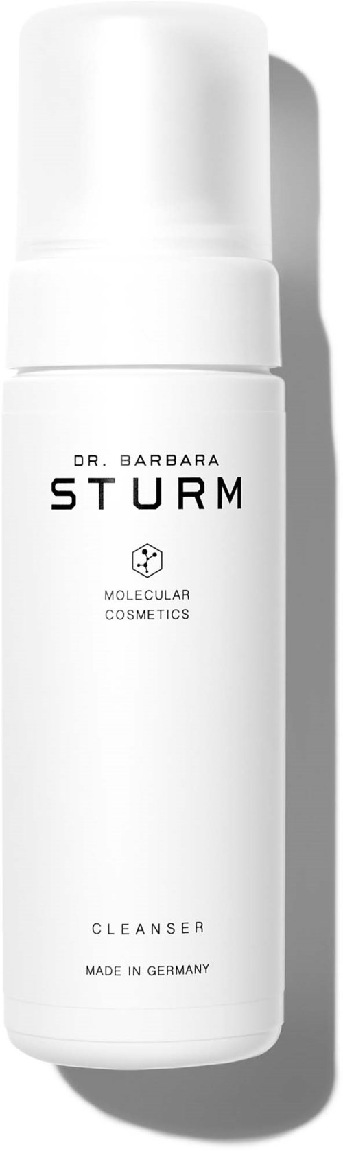 En hvit flaske merket 'Dr. Barbara Sturm Cleanser' fra Tyskland, slank og enkel design, står oppreist.