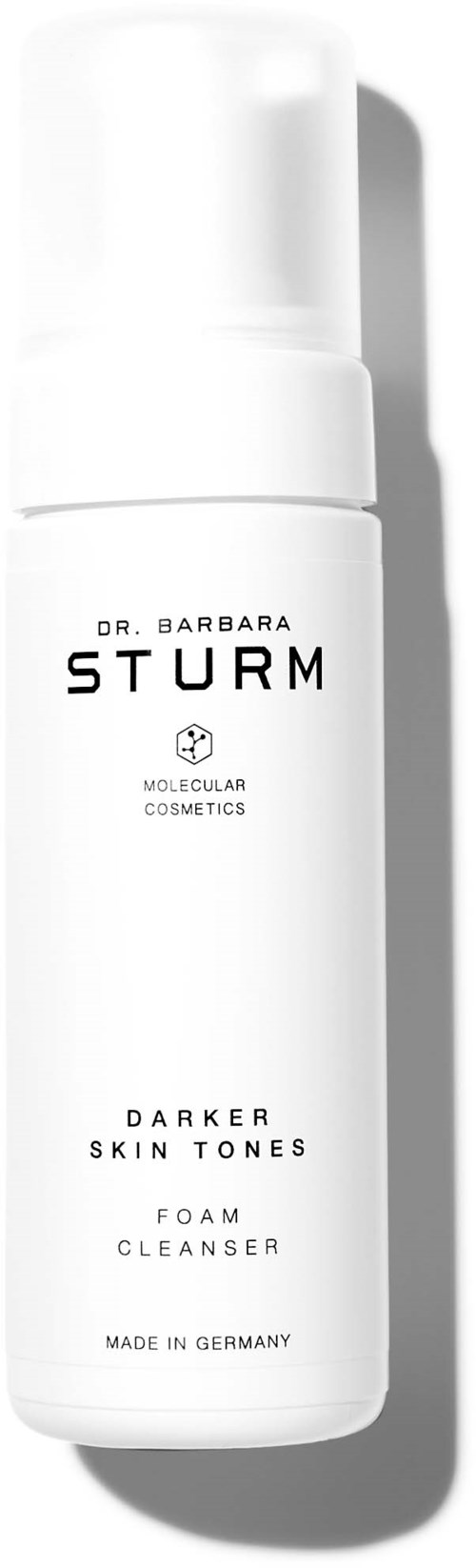 Eine weiße Flasche mit der Aufschrift 'Darker Skin Tones Foam Cleanser' von Dr. Barbara Sturm. Hergestellt in Deutschland.