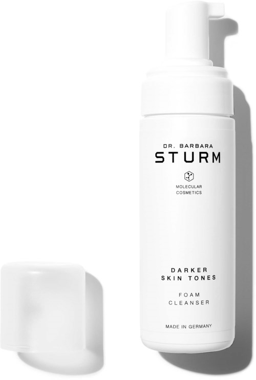 Eine weiße Flasche mit Pumpkopf und eine kleine Dose, beide für Hautpflege, mit Markenname und Produktinformationen.