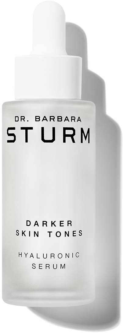 Eine weiße Hautpflegeflasche mit Tropfer, beschriftet Dr. Barbara Sturm Darker Skin Tones Hyaluronic Serum.